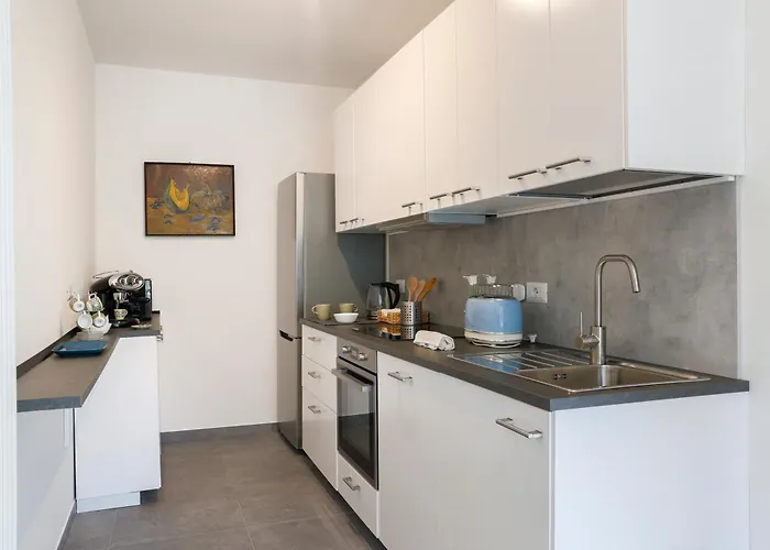 Eugenia - Iris Carate Urio